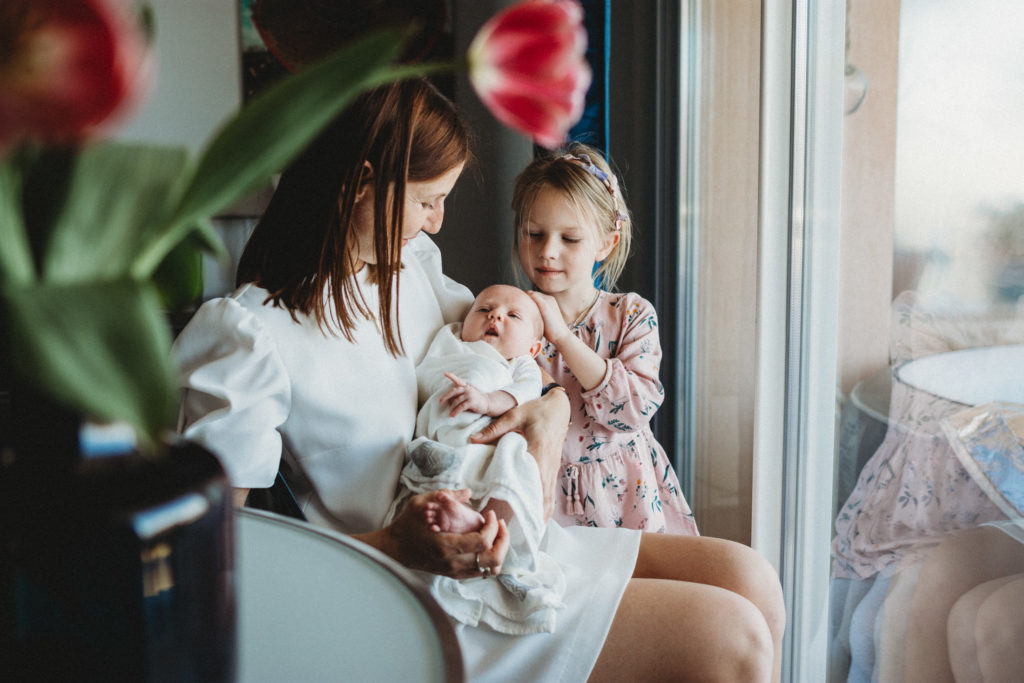 shooting naissance en famille lifestyle photos nouveau-ne maternité bébé séance photo