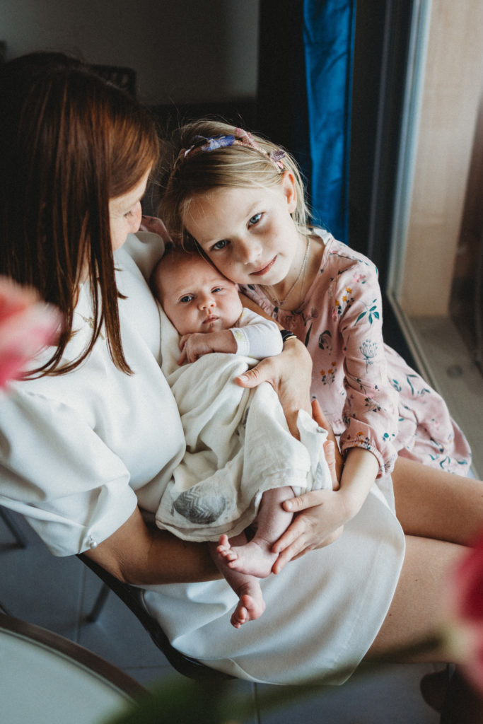 shooting naissance en famille lifestyle photos nouveau-ne maternité bébé séance photo