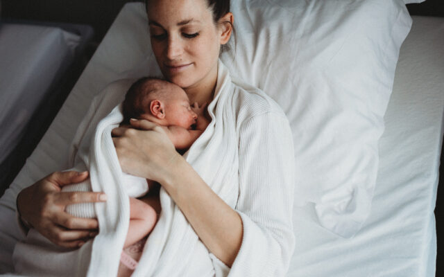 Maman avec son nouveau-né de 2 jours dans la maternité à Nice.