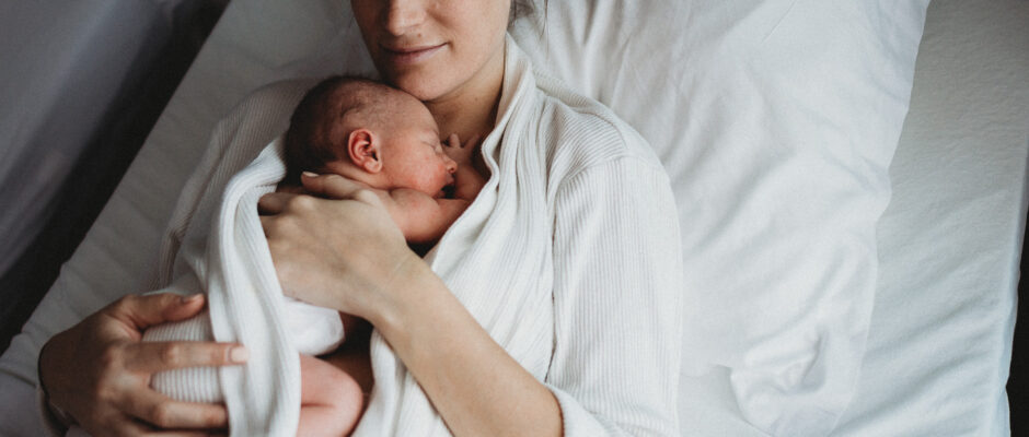 Maman avec son nouveau-né de 2 jours dans la maternité à Nice.