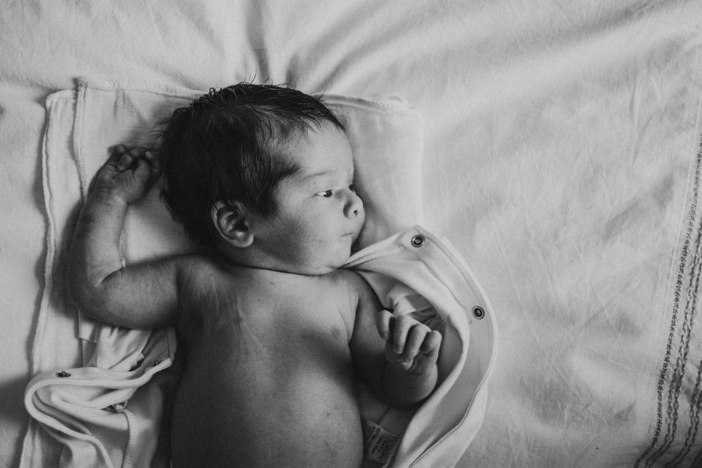 nouveau-né sur le lit en noir et blanc