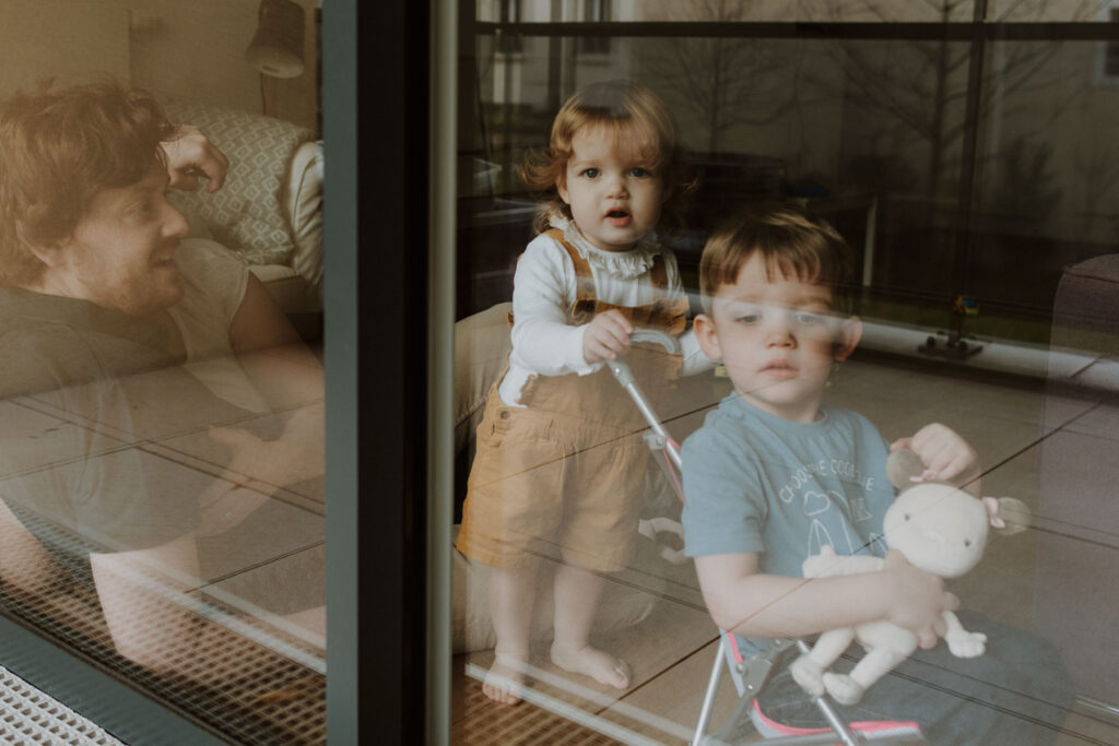 Une famille avec des enfants jouant à côté d’une fenêtre dans un maison à Nice.