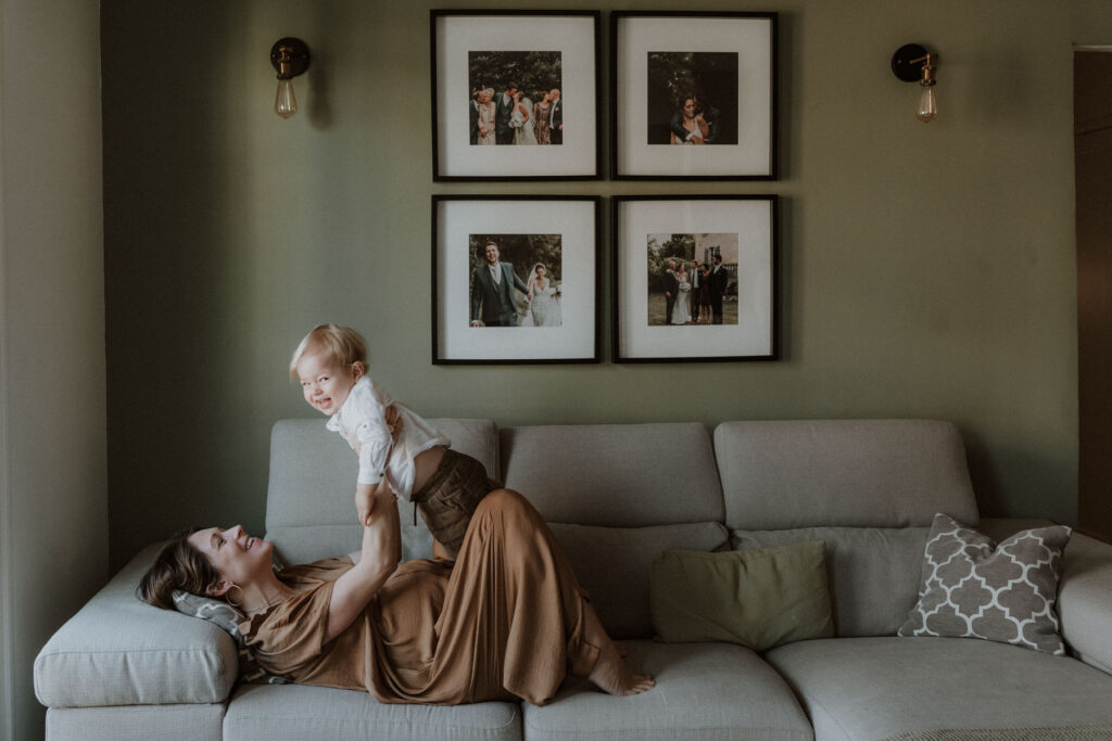 Maman enceinte avec son fils sur la canapé - shooting grossesse