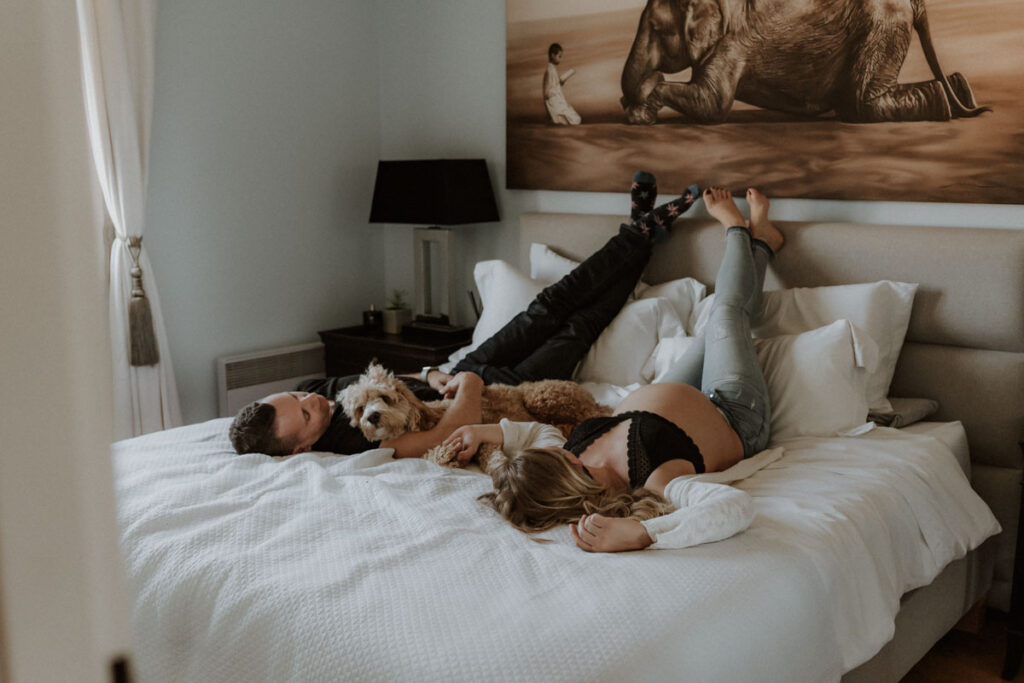 Femme enceint avec son mari et chien sur le lit - photographe grossesse á Nice Anna Leak