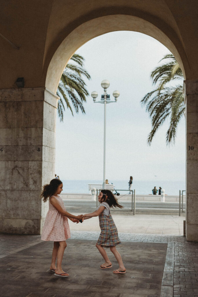 girls dancing under the arcades in Nice