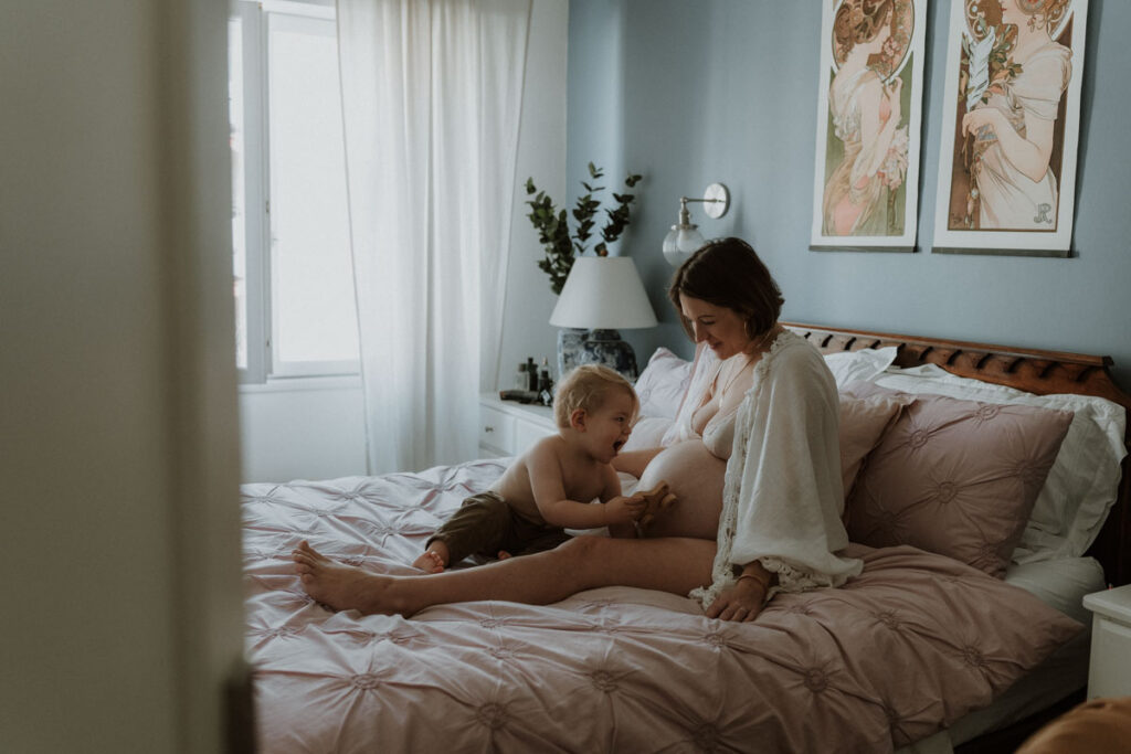 Maman enceinte avec son fils sur le lit - photographe grossesse á Nice Anna Leak