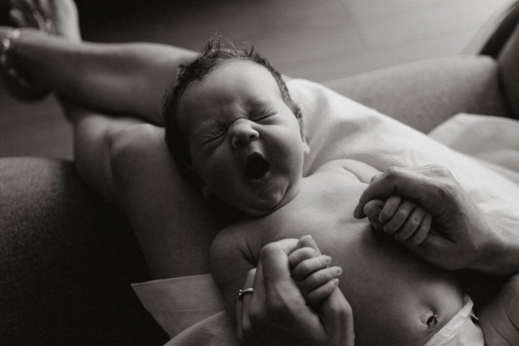 un nouveau-né sur les genoux de la maman